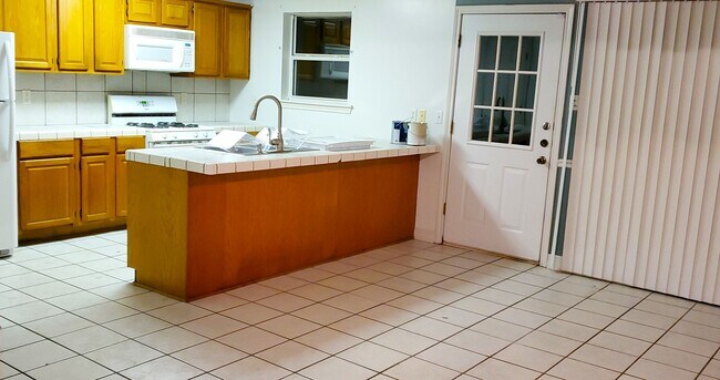 Building Photo - SUPER SPACIOUS 2 Bedroom, 2 Bathroom duple...