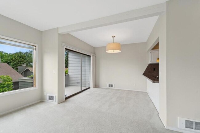 Building Photo - 2 bedroom in Seattle WA 98109