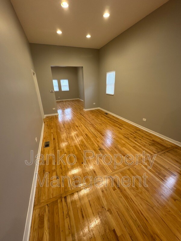 Building Photo - 5906 S La Salle St