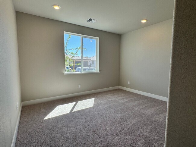 Building Photo - 4 BED | 2.5 BATH | SINGLE-STORY