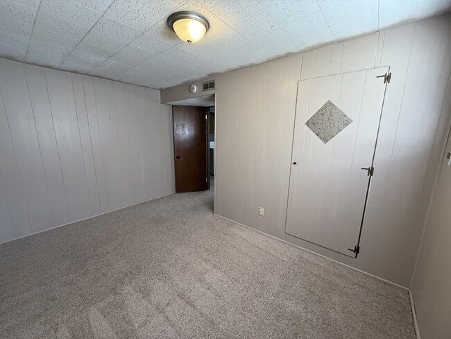Building Photo - Spacious Home on Corner Lot Available!