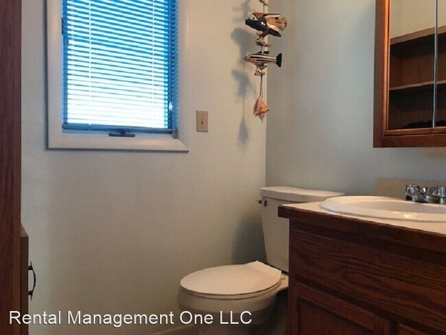 Building Photo - 2 br, 1.5 bath House - 4865 Lakeview
