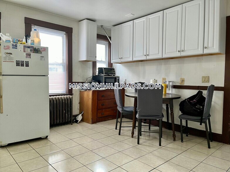 Building Photo - 2 Mission St