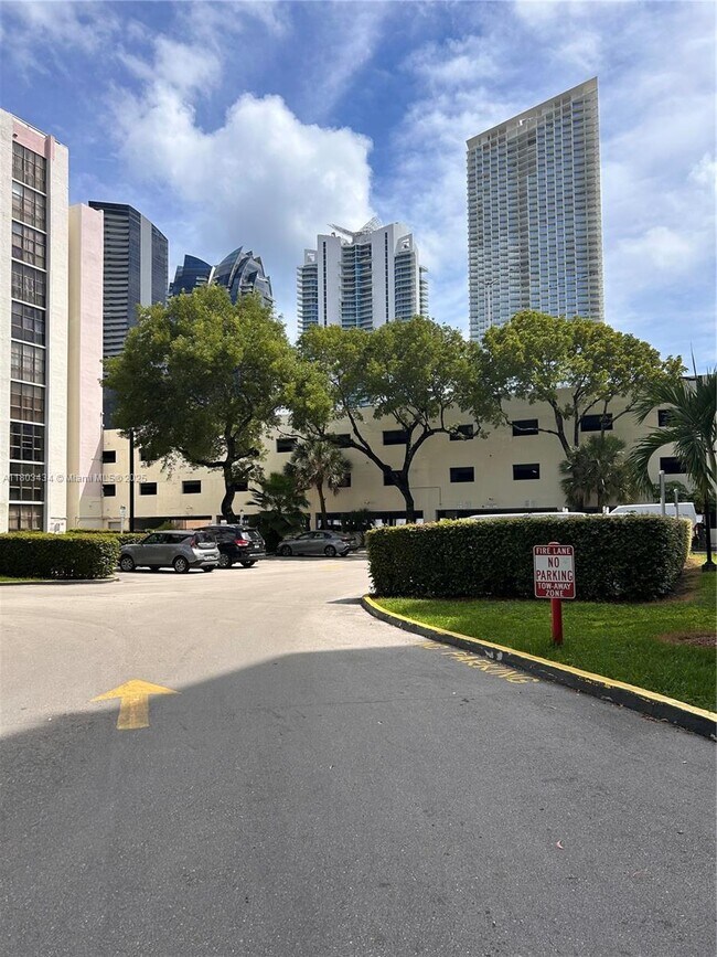 Building Photo - 16919 N Bay Rd