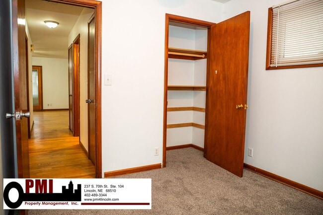 Building Photo - 3 Bedroom and 1.5 bathroom House for rent