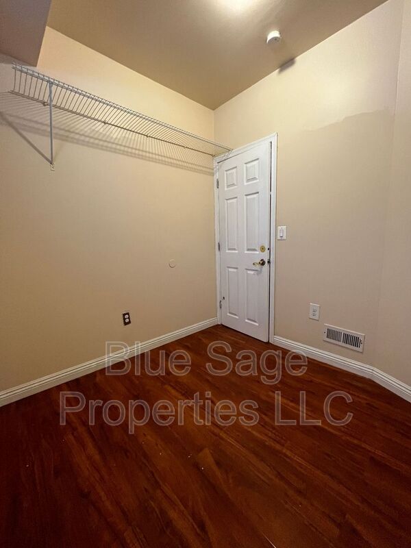 Building Photo - 17 S Church Ln