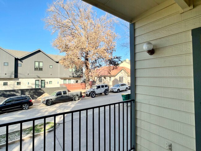 Building Photo - Central/UT 2/2 Apartments PRELEASE 8/15/2025