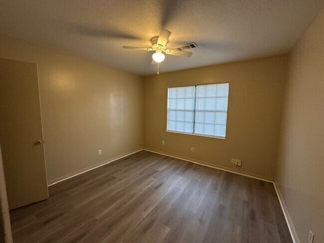 Building Photo - 2005 20th St