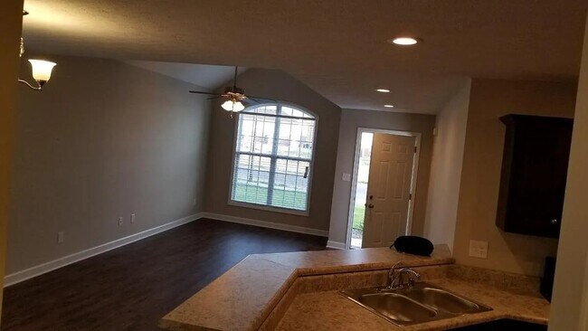 Building Photo - 733 Village Creek Dr