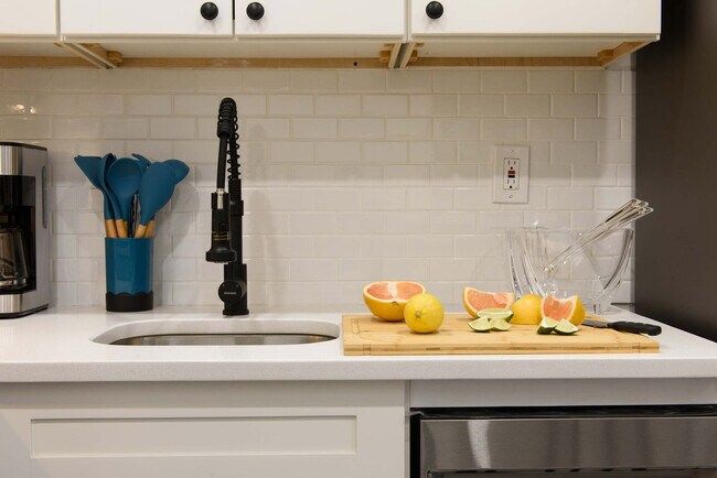 Building Photo - 240e E 75th St