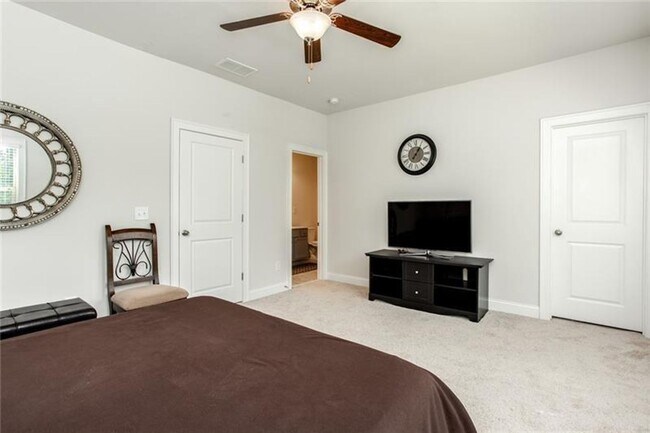 Building Photo - Large 3 Bedroom Luxury Townhome on Silver ...