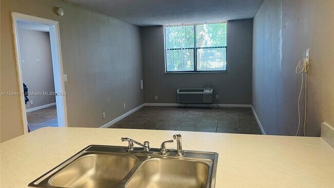 Building Photo - 2401 Riverside Dr