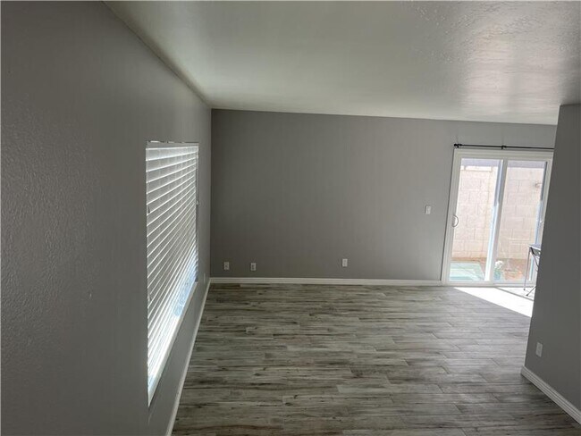 Building Photo - 1002 E Michelle Dr