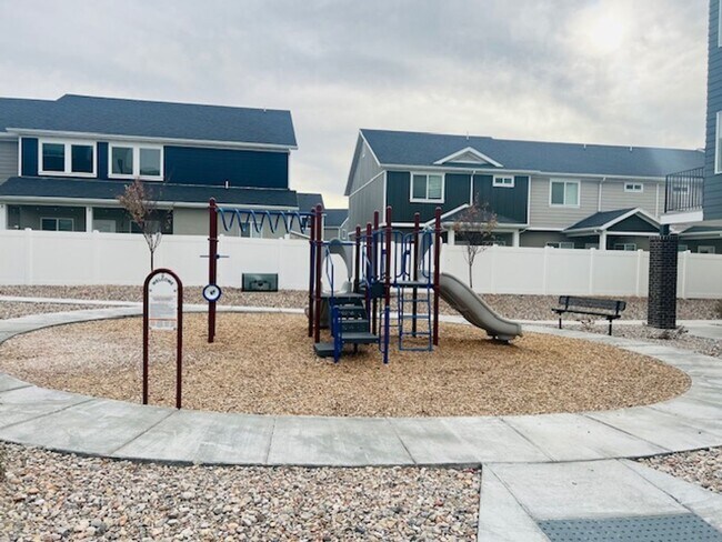 Building Photo - Beautiful new town home built in 2023