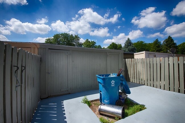 Building Photo - 2 bed 1.5 bath townhome located in the Millersville area.