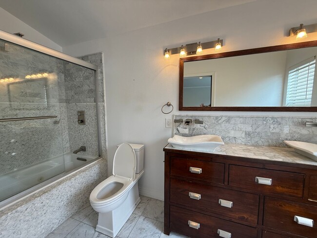 Building Photo - 3 bed, 2 1/2 bath Townhome located in Chat...