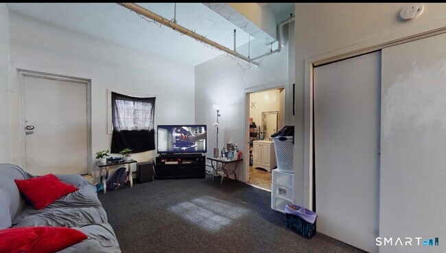 Building Photo - 666 Main St