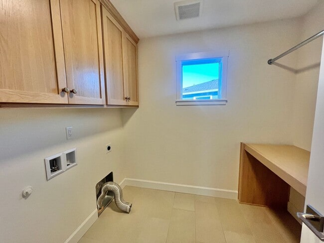 Building Photo - Gorgeous Ridgefield Home w/ full guest sui...