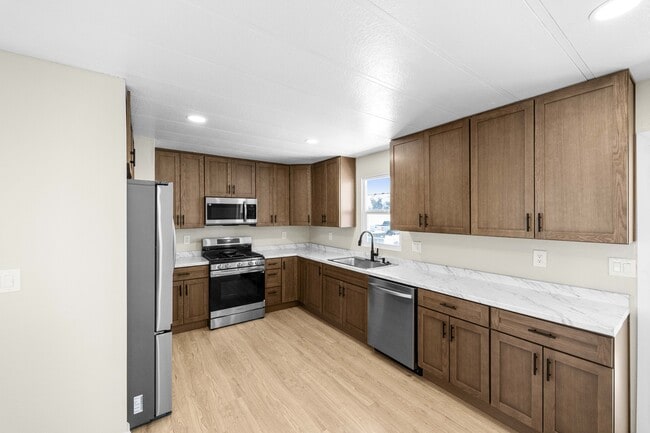 Building Photo - 34830 Lyn Ave