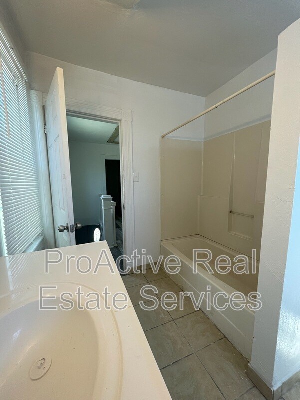 Building Photo - 815 W 34th St