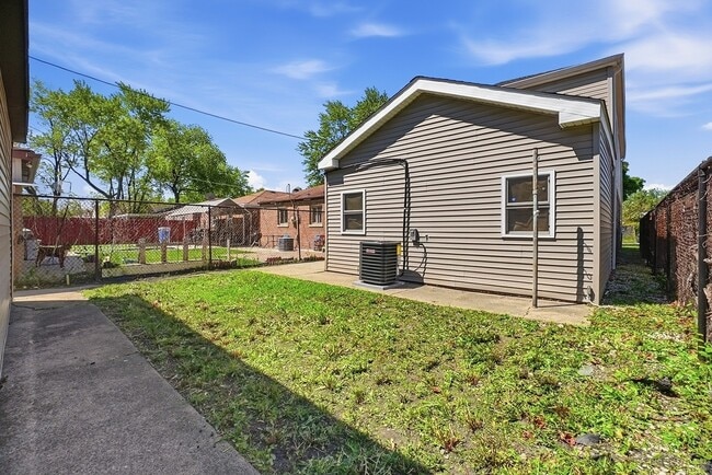 Building Photo - 4447 S Leamington Ave
