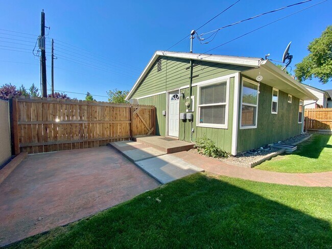 Building Photo - Updated Selah Home with Large Yard