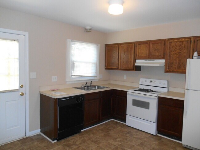 Building Photo - Townhouse in North End of Newport News