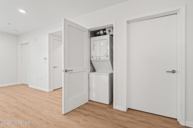 Building Photo - 165 Pavilion Ave