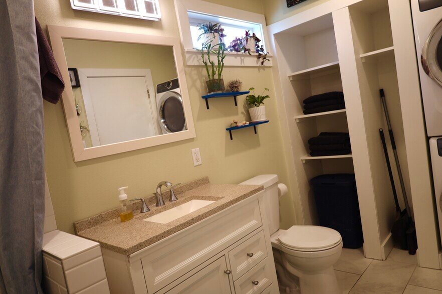 Building Photo - 712 SE 42nd Ave