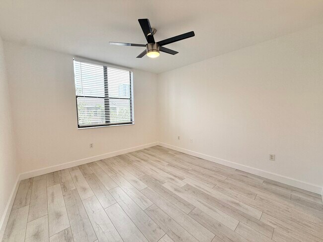 Building Photo - 630 S Sapodilla Ave
