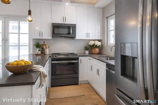 Building Photo - 930 Cove Rd