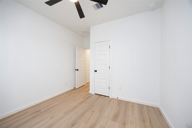 Building Photo - 1951 Longmire Villas Ct