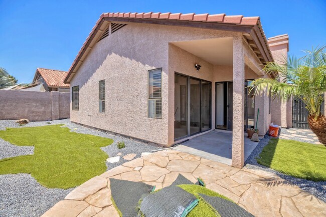 Building Photo - Beautiful home in gated community in Ahwatukee now available!