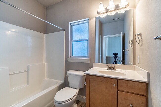 Building Photo - Charming 3-Bedroom Home with 2 Full Baths & 1,750 Sq. Ft. of Comfort in Fayetteville!