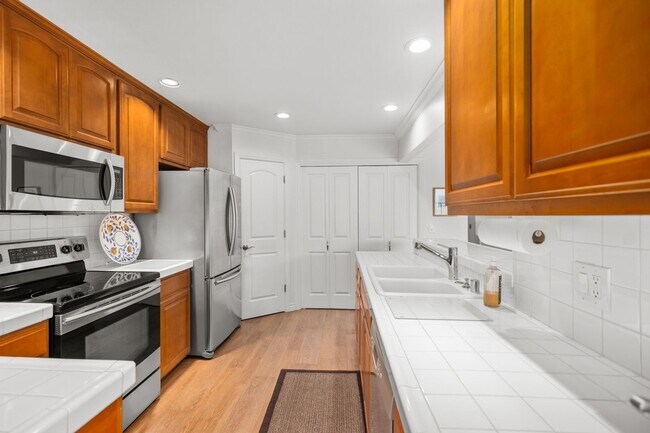 Building Photo - Luxurious 2 Bedroom, 2 Bathroom Condo for Rent