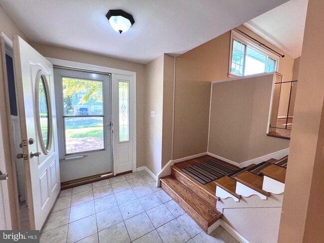 Building Photo - 2208 Jamaica Dr