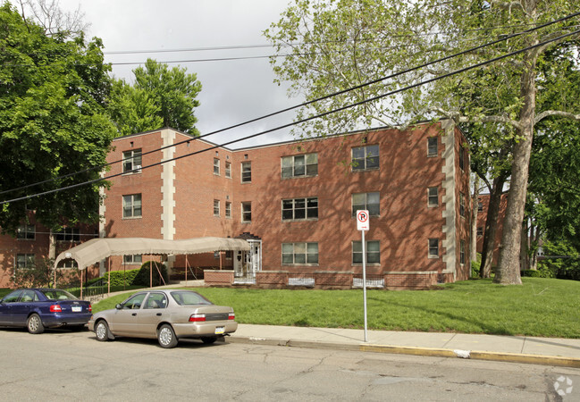 Primary Photo - College Gardens