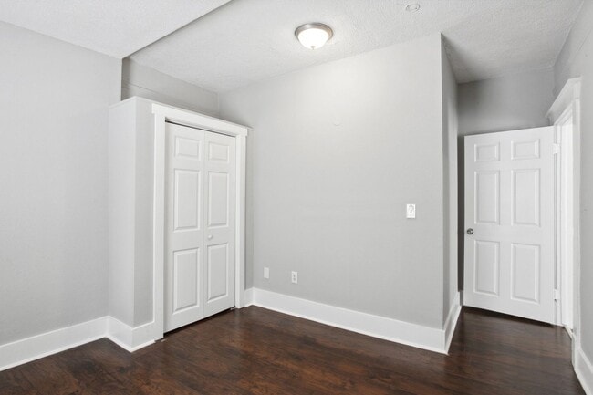 Building Photo - 923 W Victory Dr