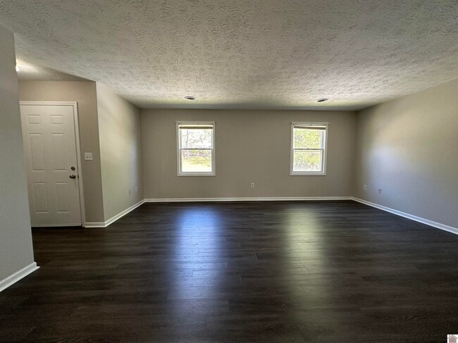 Building Photo - 210 Walnut Dr