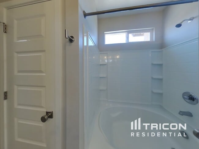 Building Photo - 4548 E Grandview St