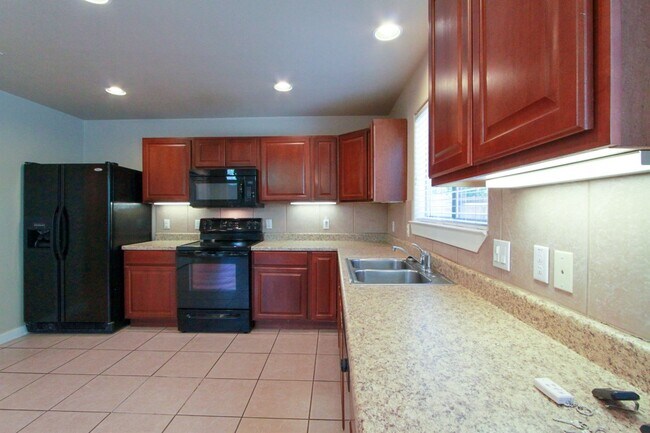 Building Photo - 2102 Laura Ct