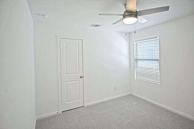 Building Photo - 1601 Tiptop Mdw
