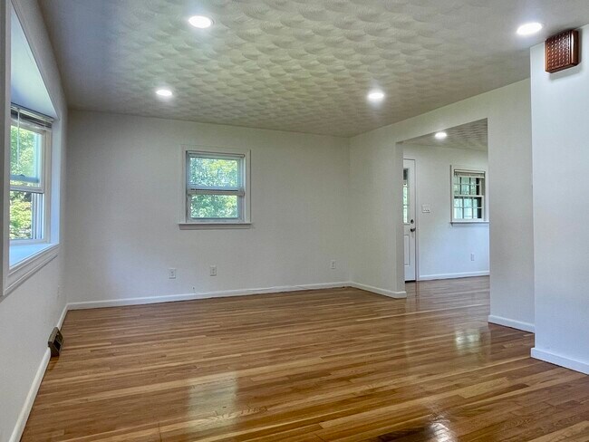 Building Photo - 3 Tufts Ln