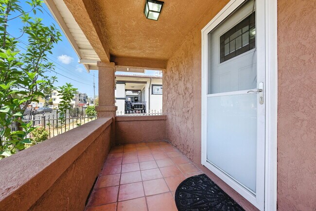 Building Photo - 5530 Laverne Ave