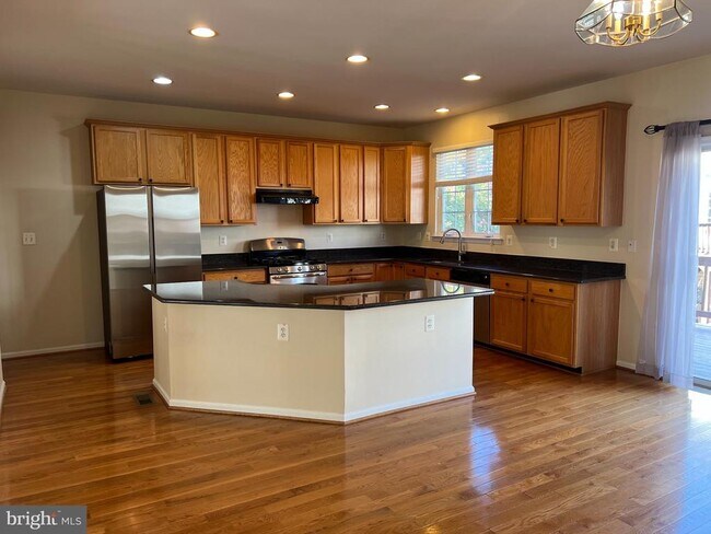 Building Photo - 8818 Royal Doulton Ln