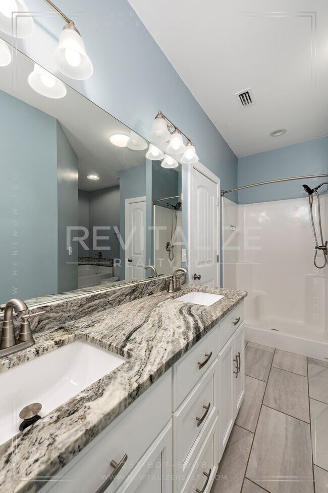 Building Photo - Modern Comfort Meets Luxury Living in Mobile