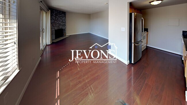 Building Photo - Charming top-floor condo with fully equipp...
