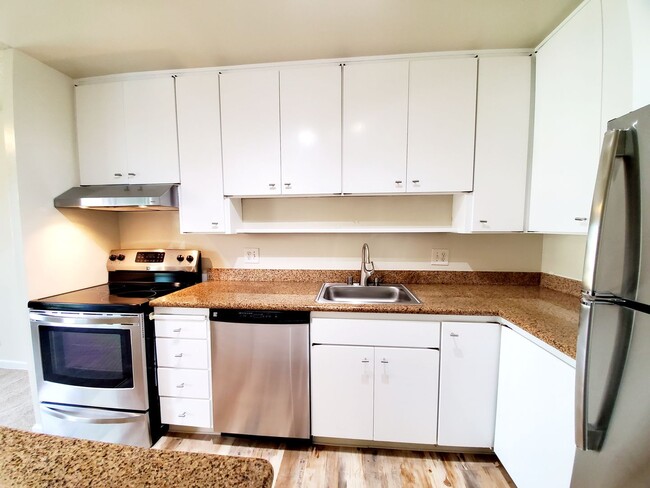 Building Photo - Beautiful, sunny woodlake condo