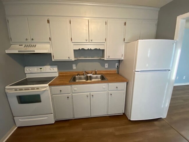 Building Photo - 123 Calvin Court Unit D