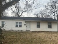 Building Photo - 3 bed 1 bath home steps from schools